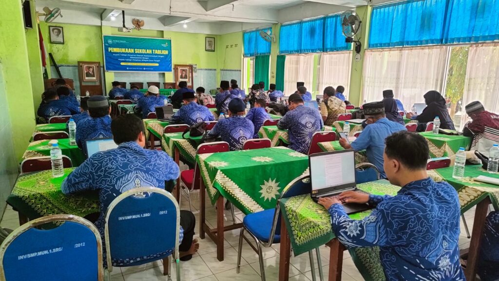peserta sekolah tabligh pdm sragen mengerjakan pre test